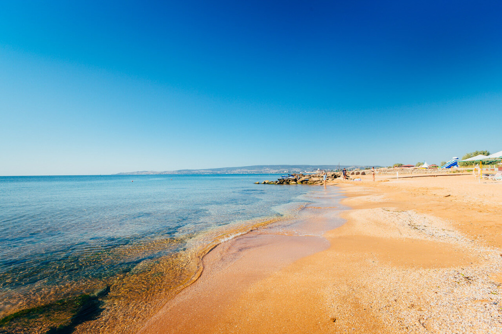Золотой пляж - чистое море в Феодосии